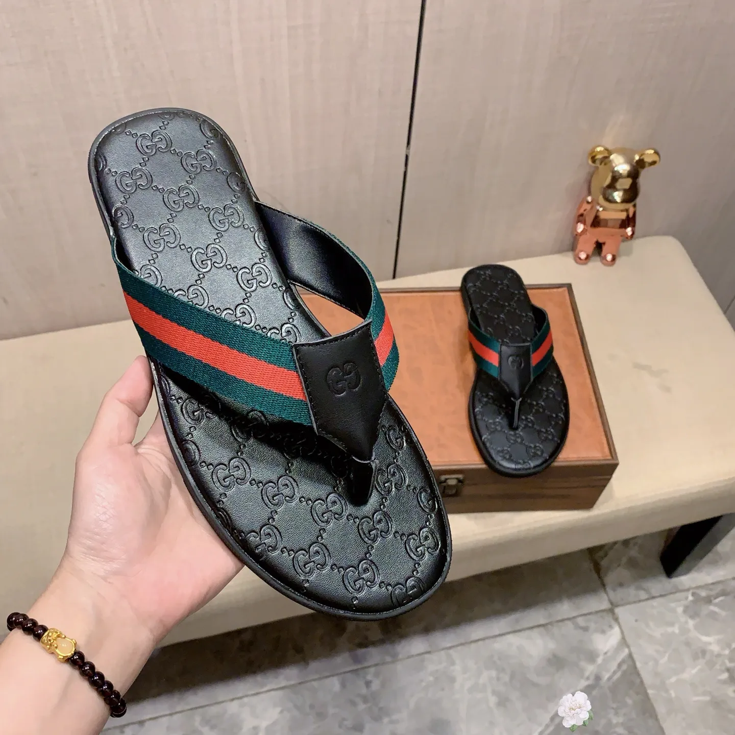 Slippers: New model: Factory price: 260💰💰🎩🎩🔥🔥《 Gucci* 》Series of slippers top purchasing agent🔍🔍Sold at the same time for men, original Italian imported webbing made of selected cowhide, exquisite workmanship,), sole: (super comfortable) original factory special sole, ⚠️exclusive double-layer movable molded sole super comfortable⚠️, real shot🎬the real thing is more beautiful🔍🔍266 regular code 38-44, can be ordered 45.